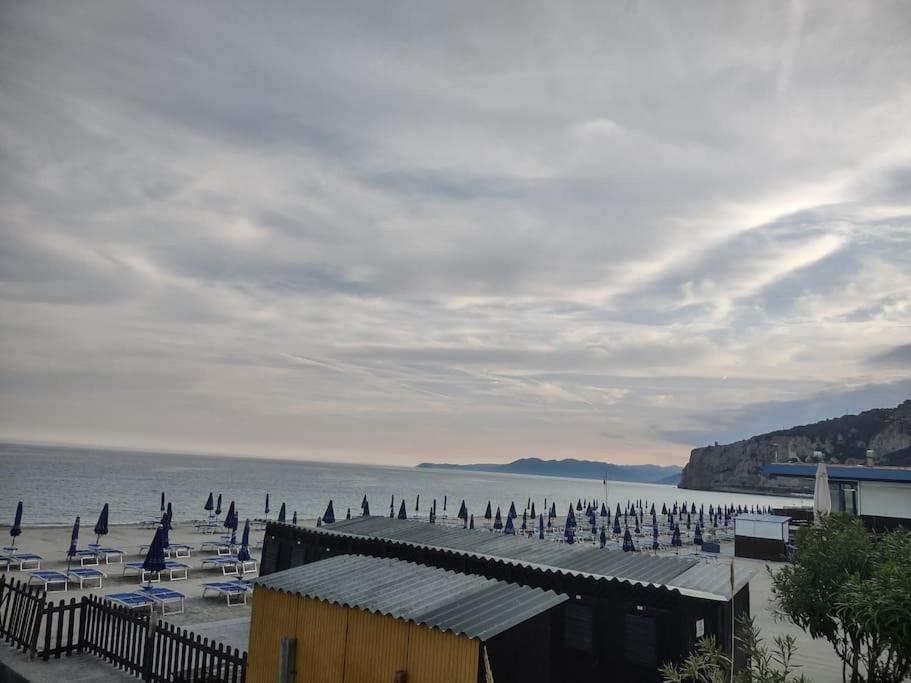 Silver Sands Finale Ligure - Traditional Apartment - 4 Beds & Terrace By The Beach מראה חיצוני תמונה